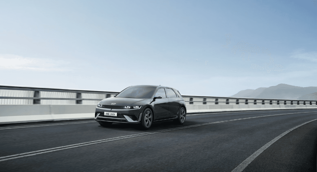 blog-Ayudas coche eléctrico 2026: planes, deducciones fiscales y beneficios-poster